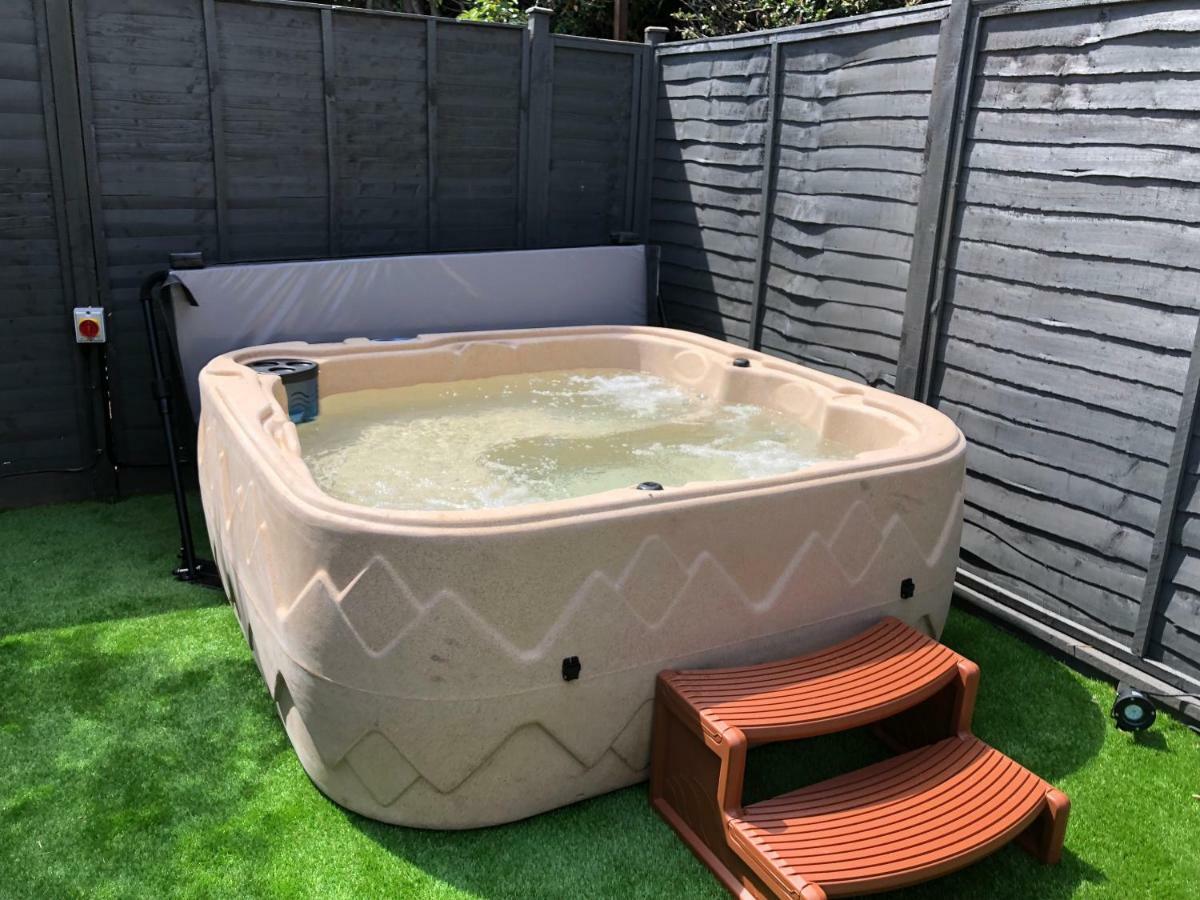Bournemouth Hot Tub & Sauna Holiday Let Exterior foto